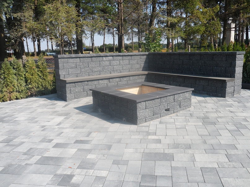 ułożenie bruku oraz nowoczesne miejsce na grilla wykonane przez naszą firmę